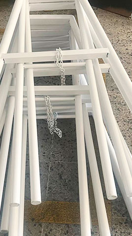 Señales de tránsito con estructuras de tubo redondo