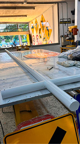 señales de tránsito pedestal tubo redondo