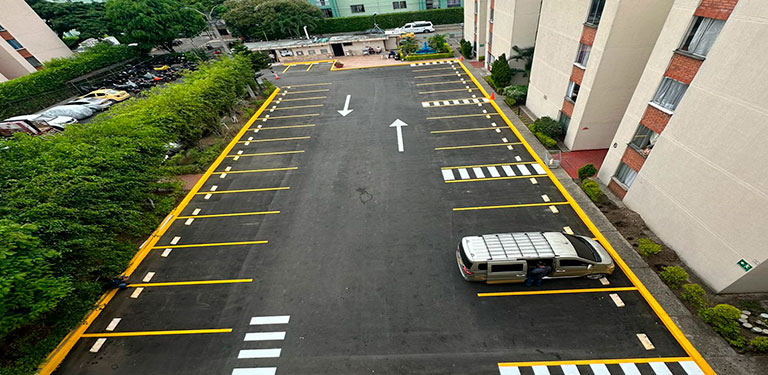 Señalización vial en zonas comunes